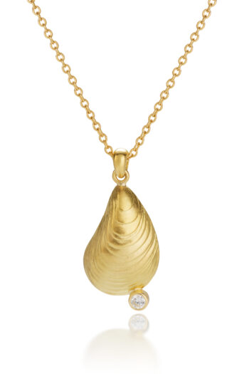 18K Gold Mussel Shell Diamond Pendant